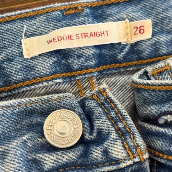 Levis wedgie straight size 26 like new distressed jeans - Picture 3 of 6